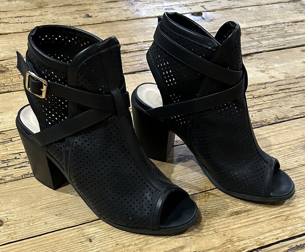 Catherine Malandrino Women’s Size 7.5 Black Perforated High-heeled Shoes NWOT